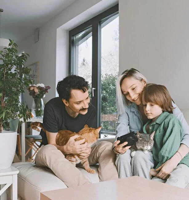 Happy-family-with-cats-looking-at-camera-r0cd3ef36i02n0uu27y8h60d9lyo4cauzxtjap7mjo